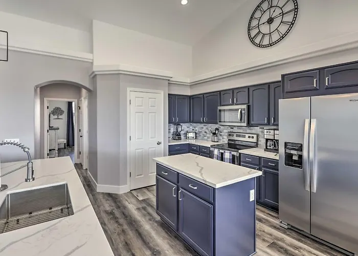 Sunny Snowbird's Retreat W/ Havasu Views! Holiday home *