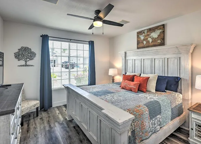 Sunny Snowbird's Retreat W/ Havasu Views! Holiday home