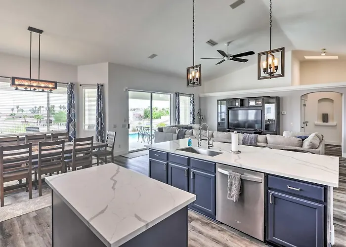 Sunny Snowbird's Retreat W/ Havasu Views! Holiday home *