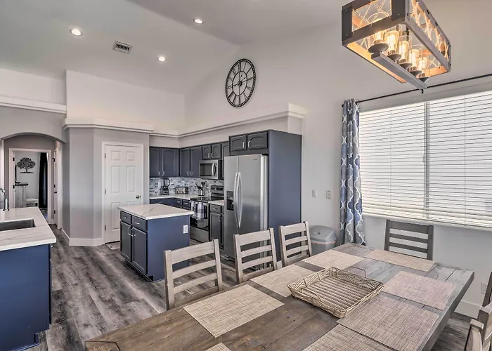 Sunny Snowbird's Retreat W/ Havasu Views! Holiday home Lake Havasu City