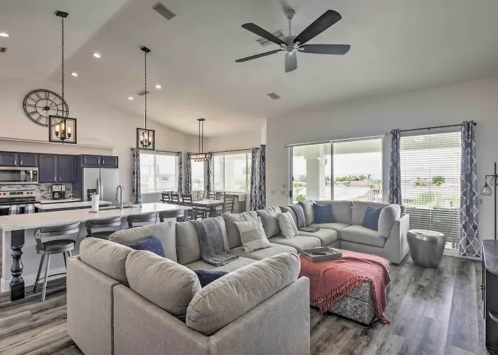Sunny Snowbird's Retreat W/ Havasu Views! Holiday home